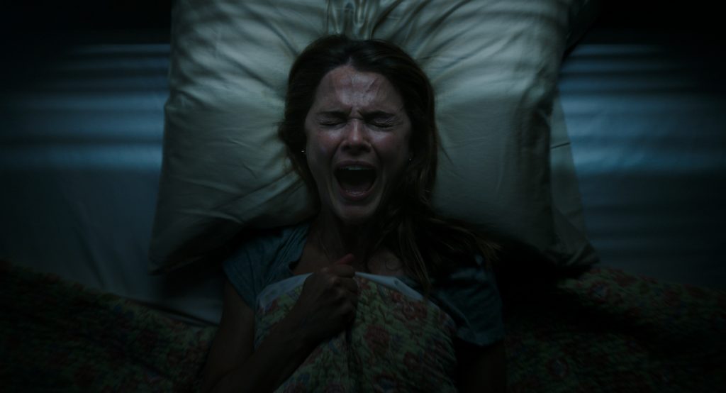 Julia-Meadows-(Keri-Russell)-in-Antlers-Spirito-insaziabile-Credits-Searchlight-Pictures