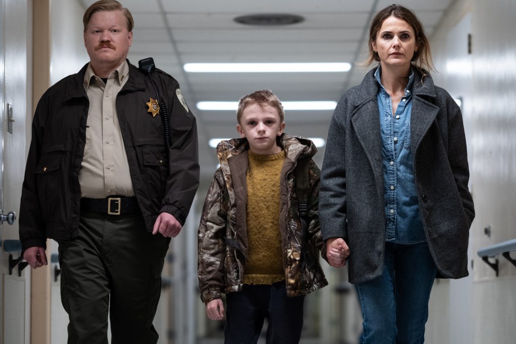 Paul-Meadows-(Jesse-Plemons),-Lucas-Weaver-(Jeremy-T. Thomas)-Julia-Meadows-(Keri-Russell)-in-Antlers-Spirito-insaziabile-Credits-Searchlight-Pictures