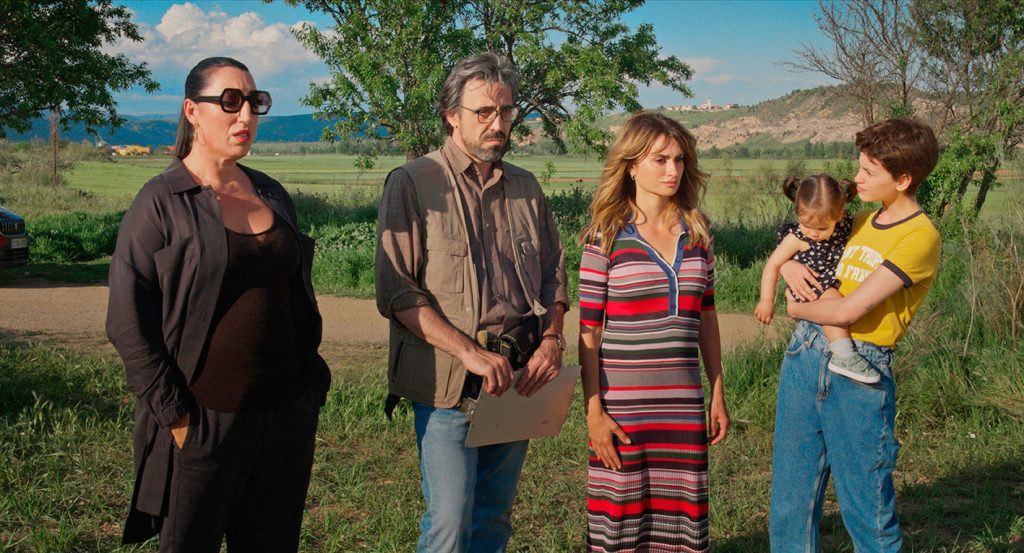 Rossy De Palma, Israel Elejalde, Penelope Cruz e Milena Smit in una scena di "Madres Paralelas"