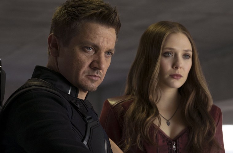 Jeremy Renner ed Elizabeth Olsen in Captain America: Civil War (2016)