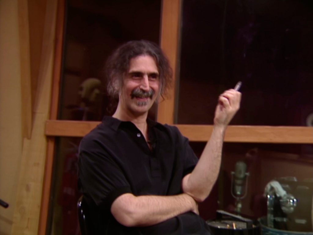 Frank Zappa in una scena del documentario