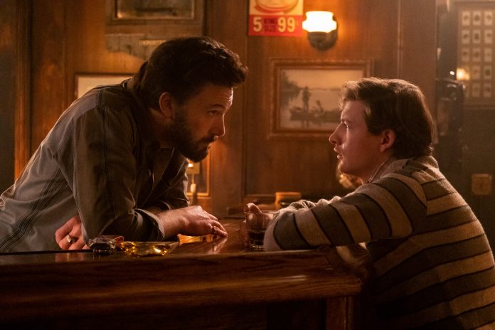 Ben Affleck e Tye Sheridan in The Tender Bar. Credits: Amazon Prime Video.