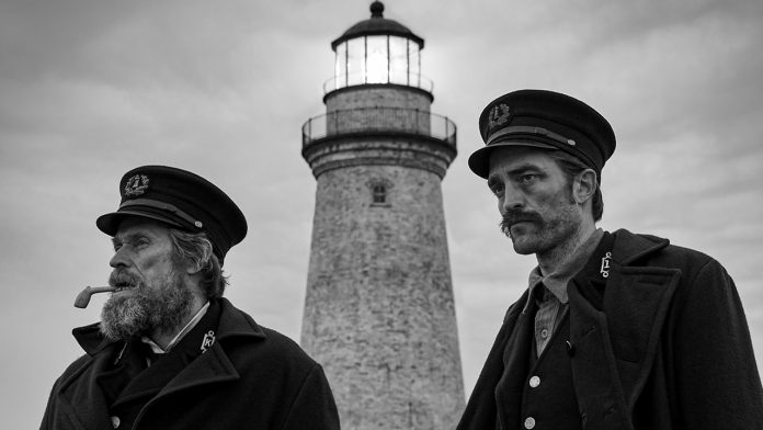 Willem Dafoe e Robert Pattinson in The Lighthouse. Credits: Universal.