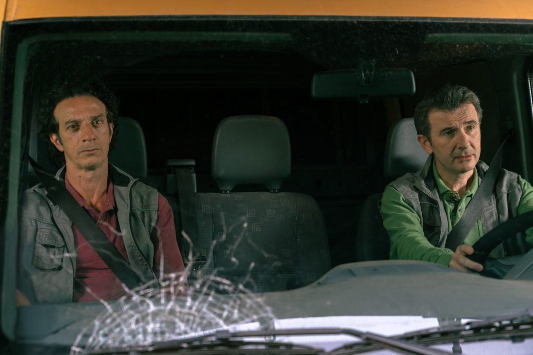 Salvo Ficarra e Valentino Picone nella seconda stagione di Incastrati. Copyright: Tramp Limited/Netflix.