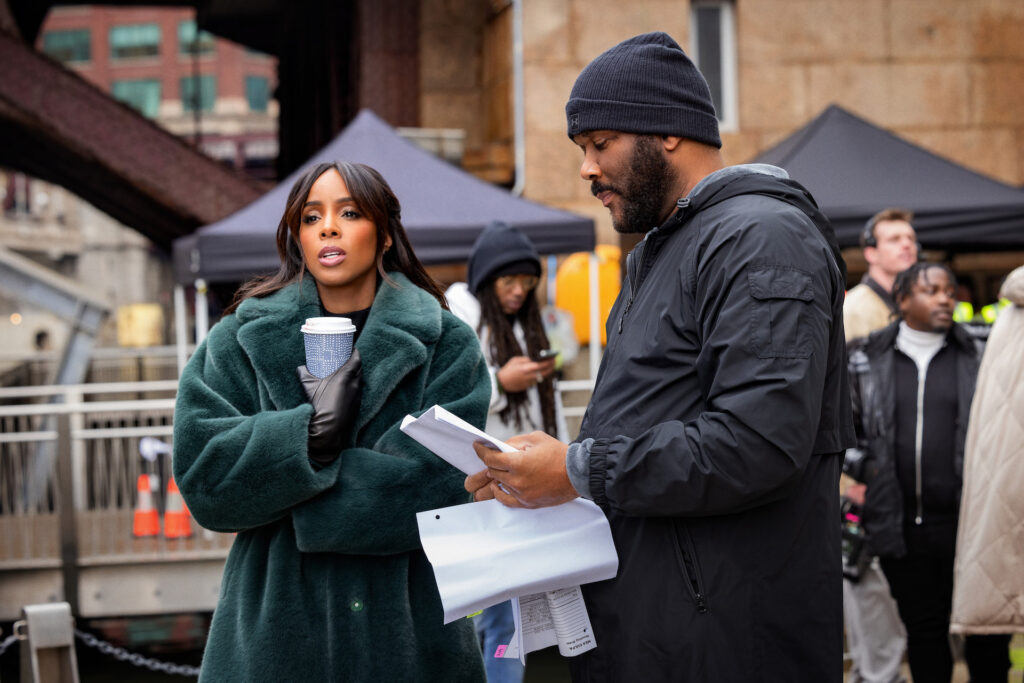 Kelly Rowland e Tyler Perry sul set di Mea Culpa. Cr. George Burns / Perry Well Films 2 / Courtesy of Netflix