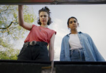 Margaret Qualley e Geraldine Viswanathan in Drive-Away Dolls. Focus Features. Credit: Working Title / Focus Features