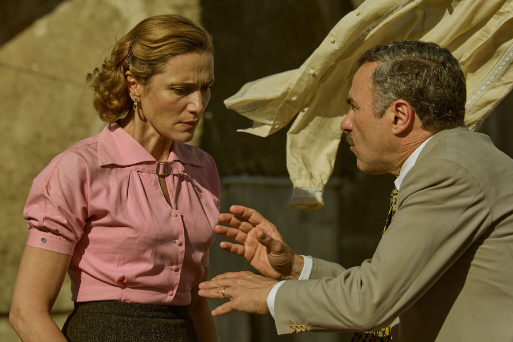 Anna Foglietta e Massimiliano Gallo in una scena di Questi fantasmi! di Alessandro Gassmann. Foto di Marco Ghidelli