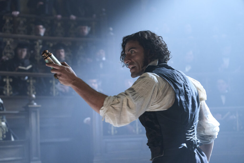 Oscar Isaac nel ruolo di Victor Frankenstein in “Frankenstein” di Guillermo del Toro.