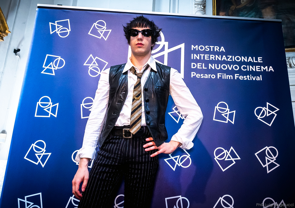 tommaso_ottomano_pesarofilmfest_61_19GIU2025_ph_luigi_angelucci_039 (1) Tommaso Ottomano alla Mostra Internazionale del Nuovo Cinema di Pesaro. Foto di Luigi Angelucci