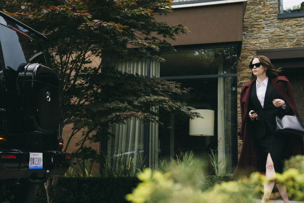 Emma Stone in Bugonia di Yorgos Lanthimos. Courtesy of Focus Features. Credit: Atsushi Nishijima/Focus Features