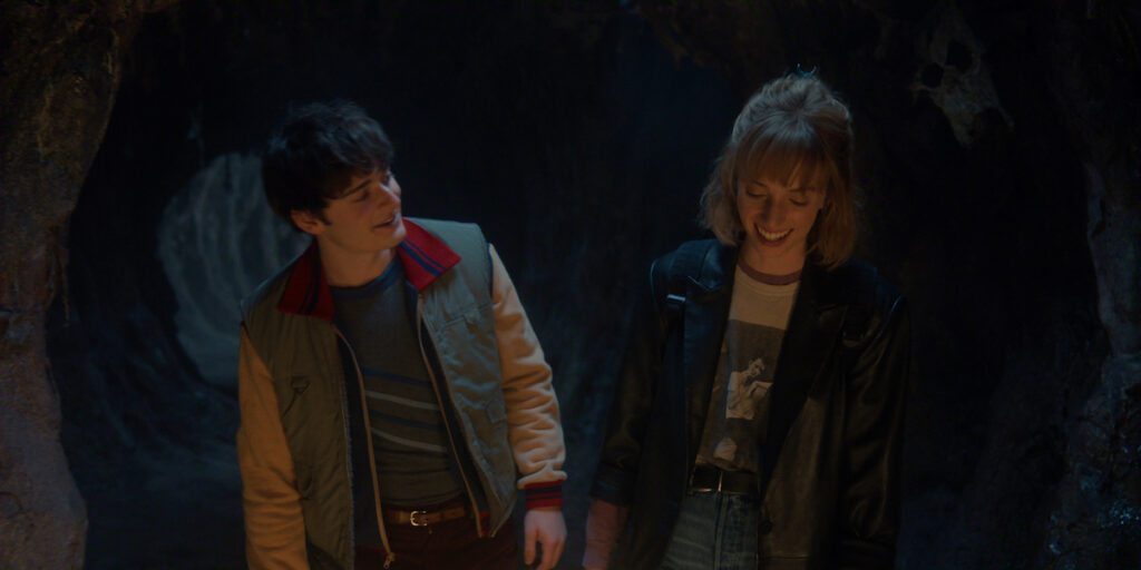 Noah Schnapp ae Maya Hawke in Stranger Things 5. Cr. COURTESY OF NETFLIX