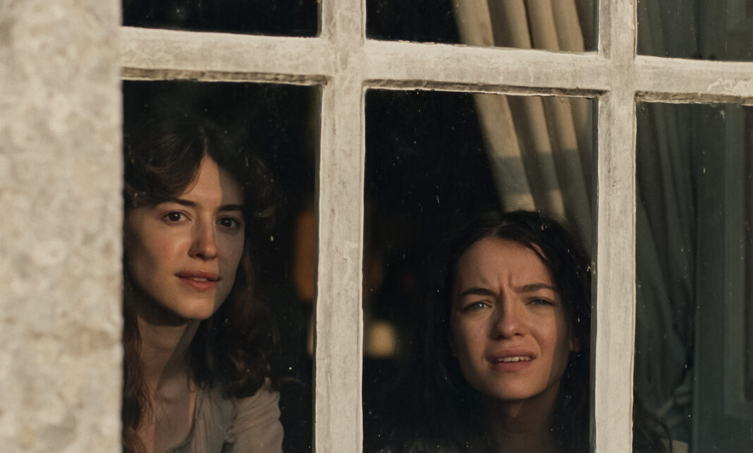 SENSE AND SENSIBILITY Daisy Edgar-Jones ed Esmé Creed-Miles in Ragione e Sentimento. Credit: Courtesy of Focus Features (C) 2026 FOCUS FEATURES LLC