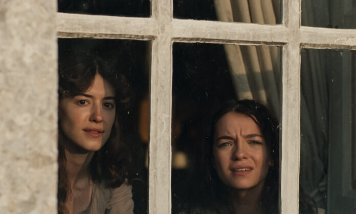 SENSE AND SENSIBILITY Daisy Edgar-Jones ed Esmé Creed-Miles in Ragione e Sentimento. Credit: Courtesy of Focus Features (C) 2026 FOCUS FEATURES LLC